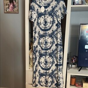 Women’s blue and white dress soft and has pockets new